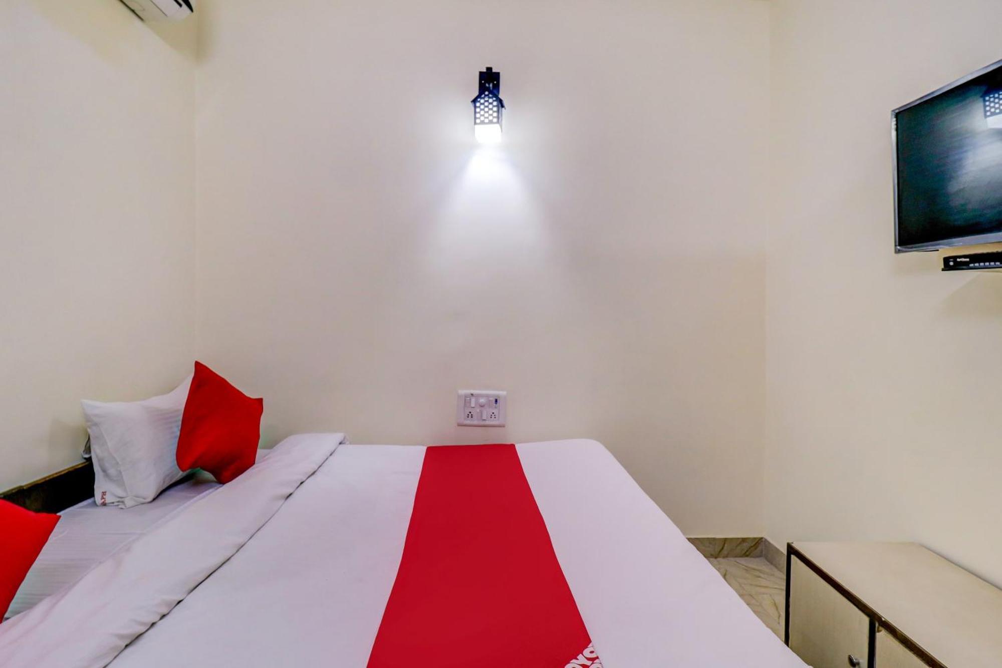 Hotel O Rs Hotels Near Pitampura Metro Delhi  Buitenkant foto