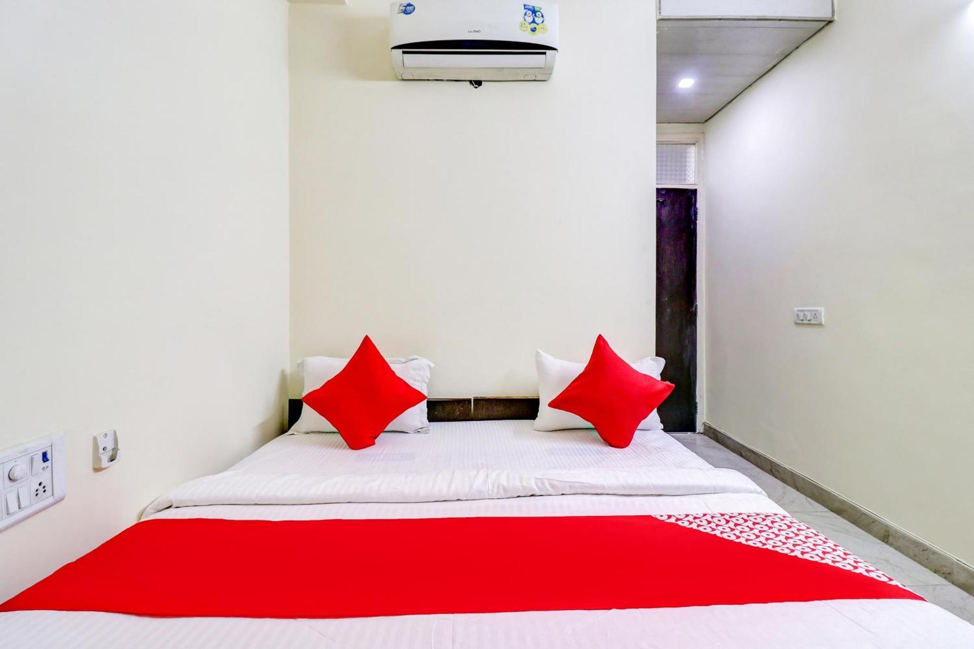 Hotel O Rs Hotels Near Pitampura Metro Delhi  Buitenkant foto