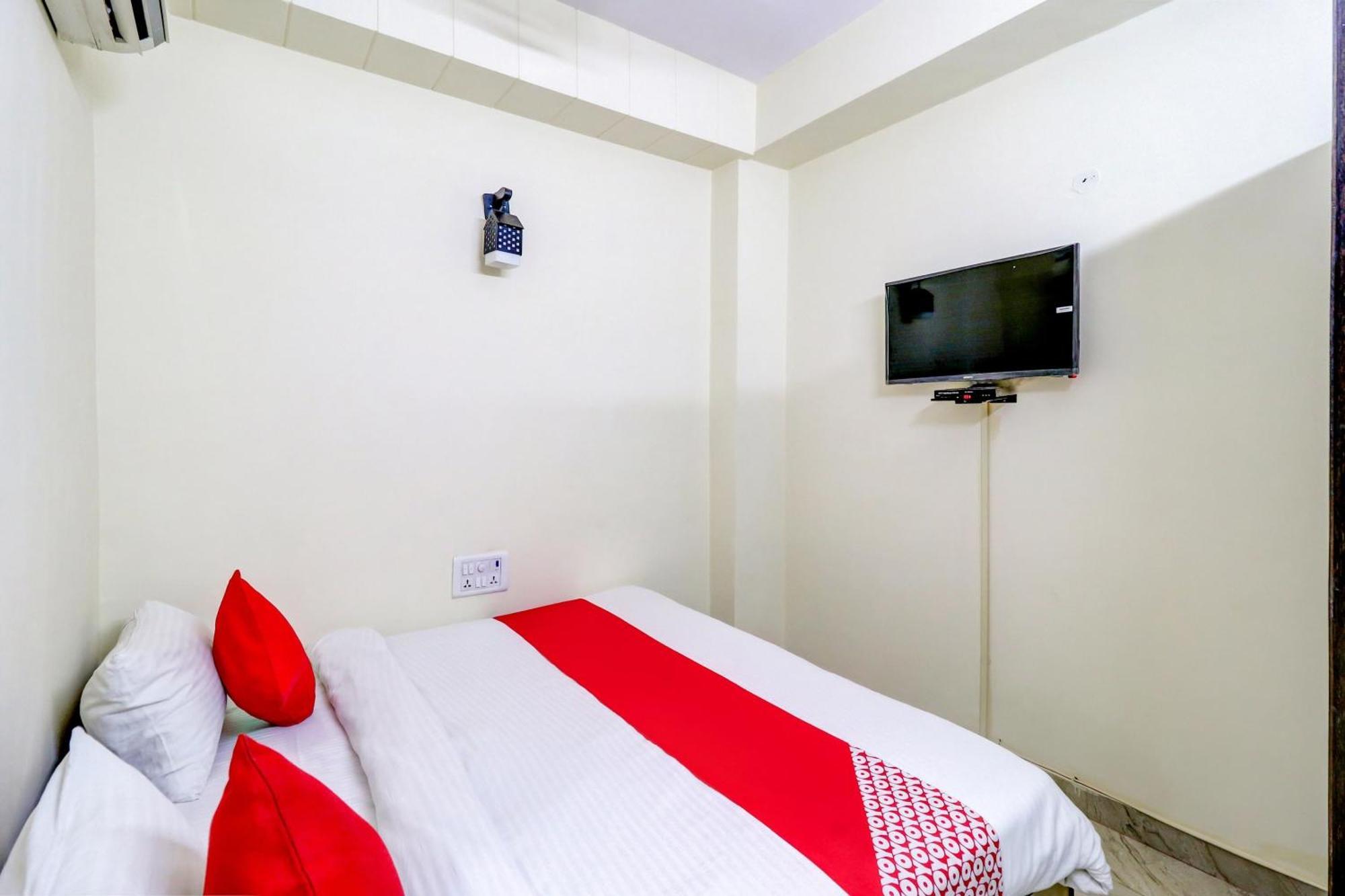 Hotel O Rs Hotels Near Pitampura Metro Delhi  Buitenkant foto