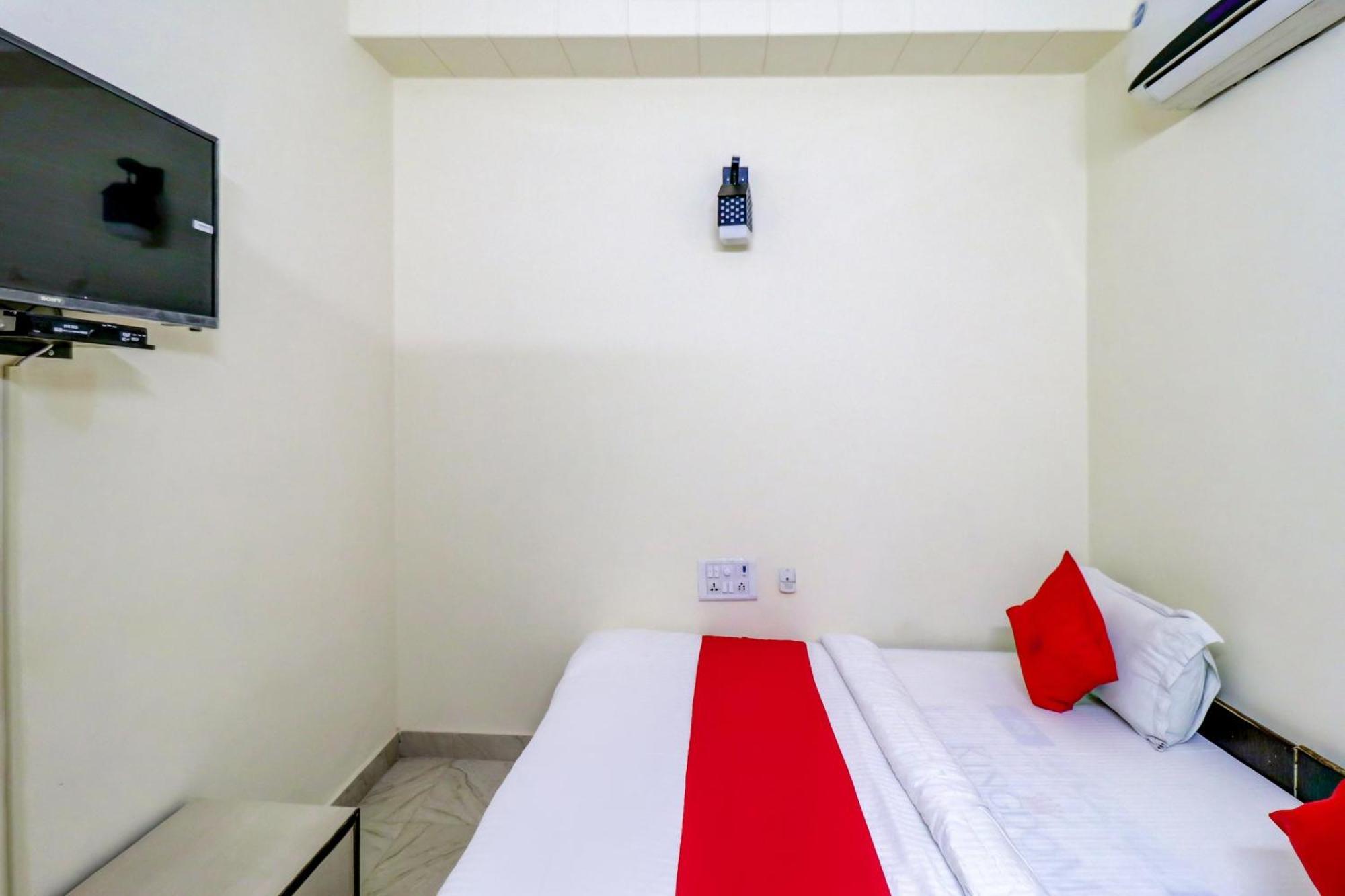 Hotel O Rs Hotels Near Pitampura Metro Delhi  Buitenkant foto