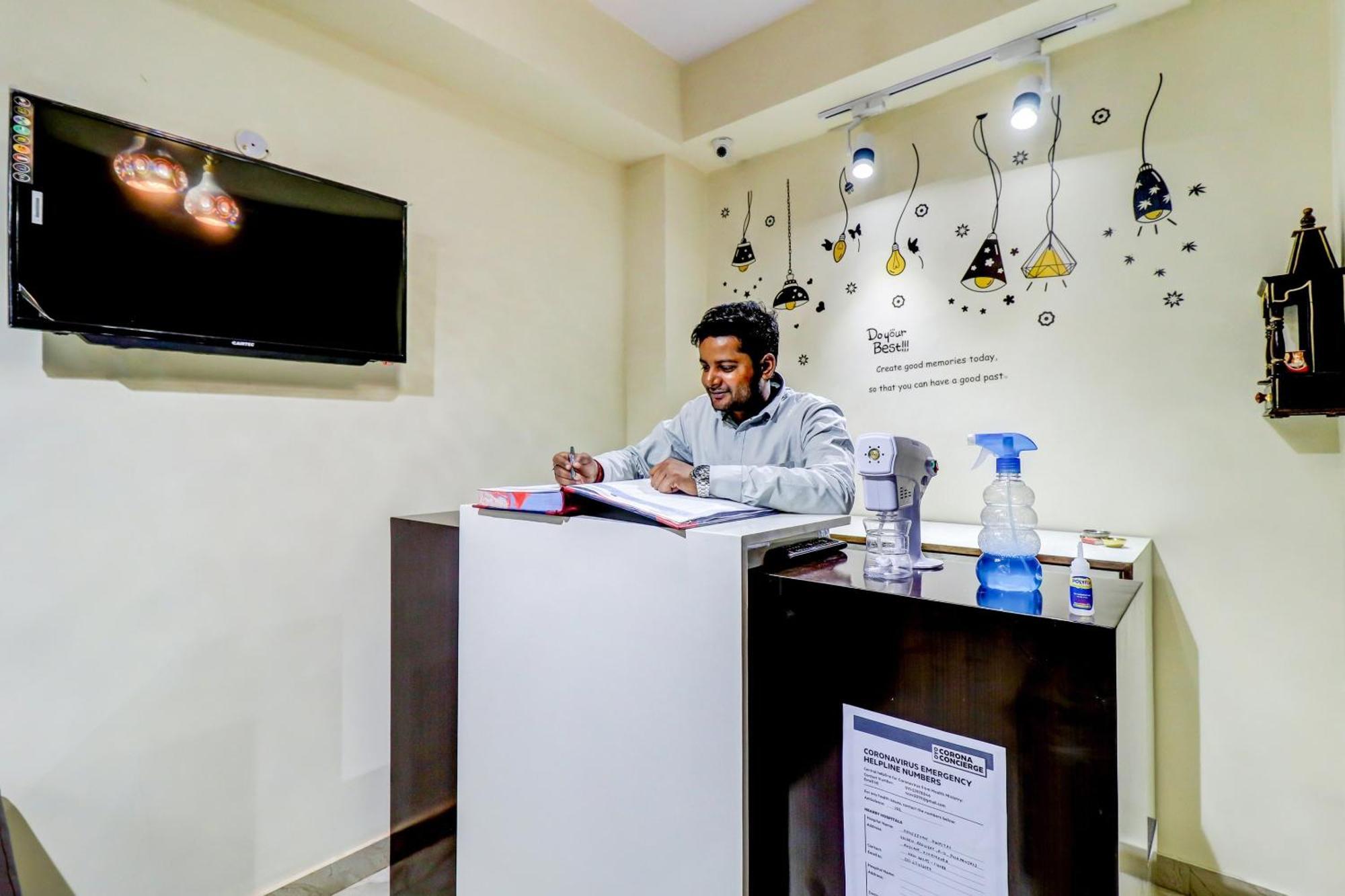 Hotel O Rs Hotels Near Pitampura Metro Delhi  Buitenkant foto