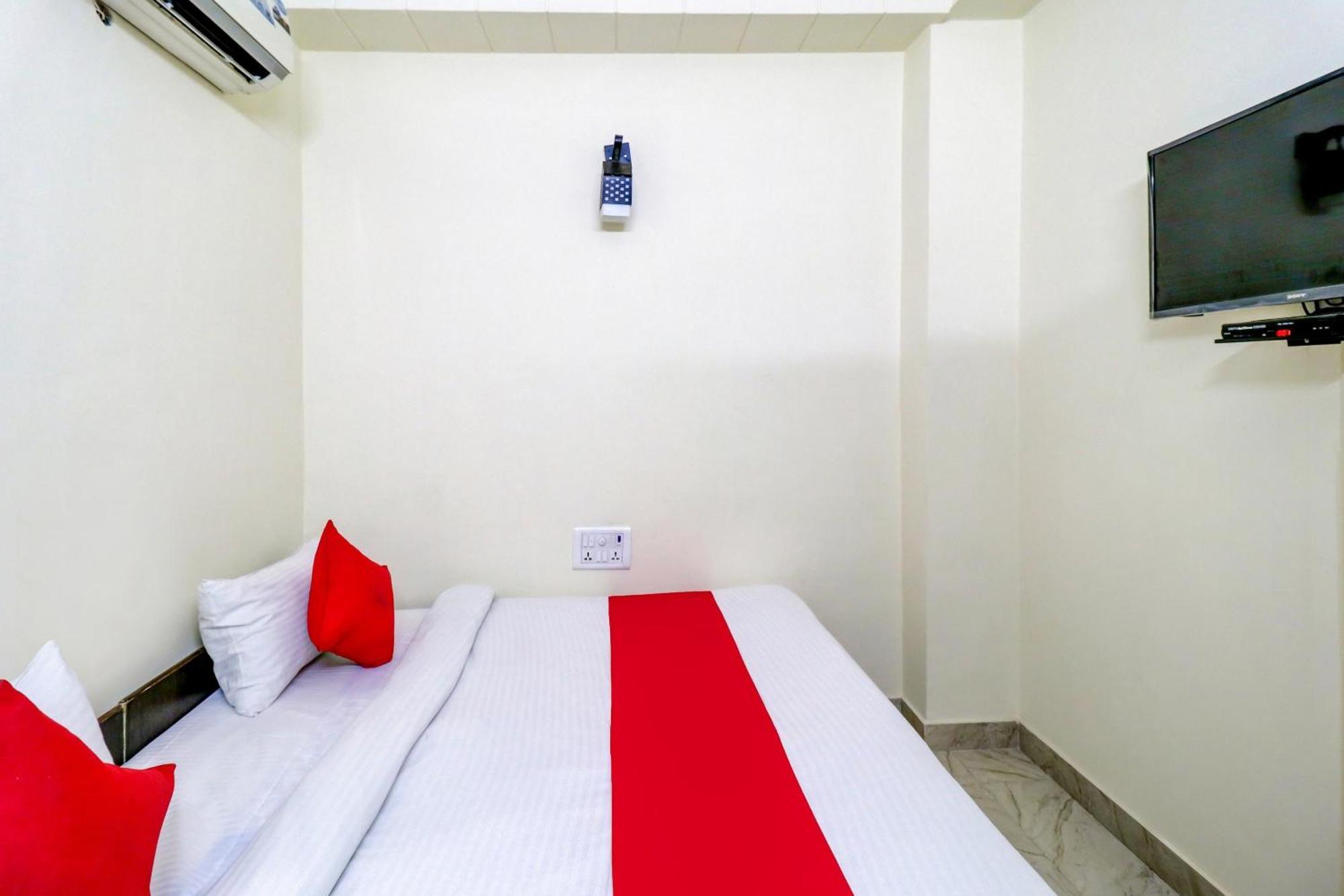 Hotel O Rs Hotels Near Pitampura Metro Delhi  Buitenkant foto