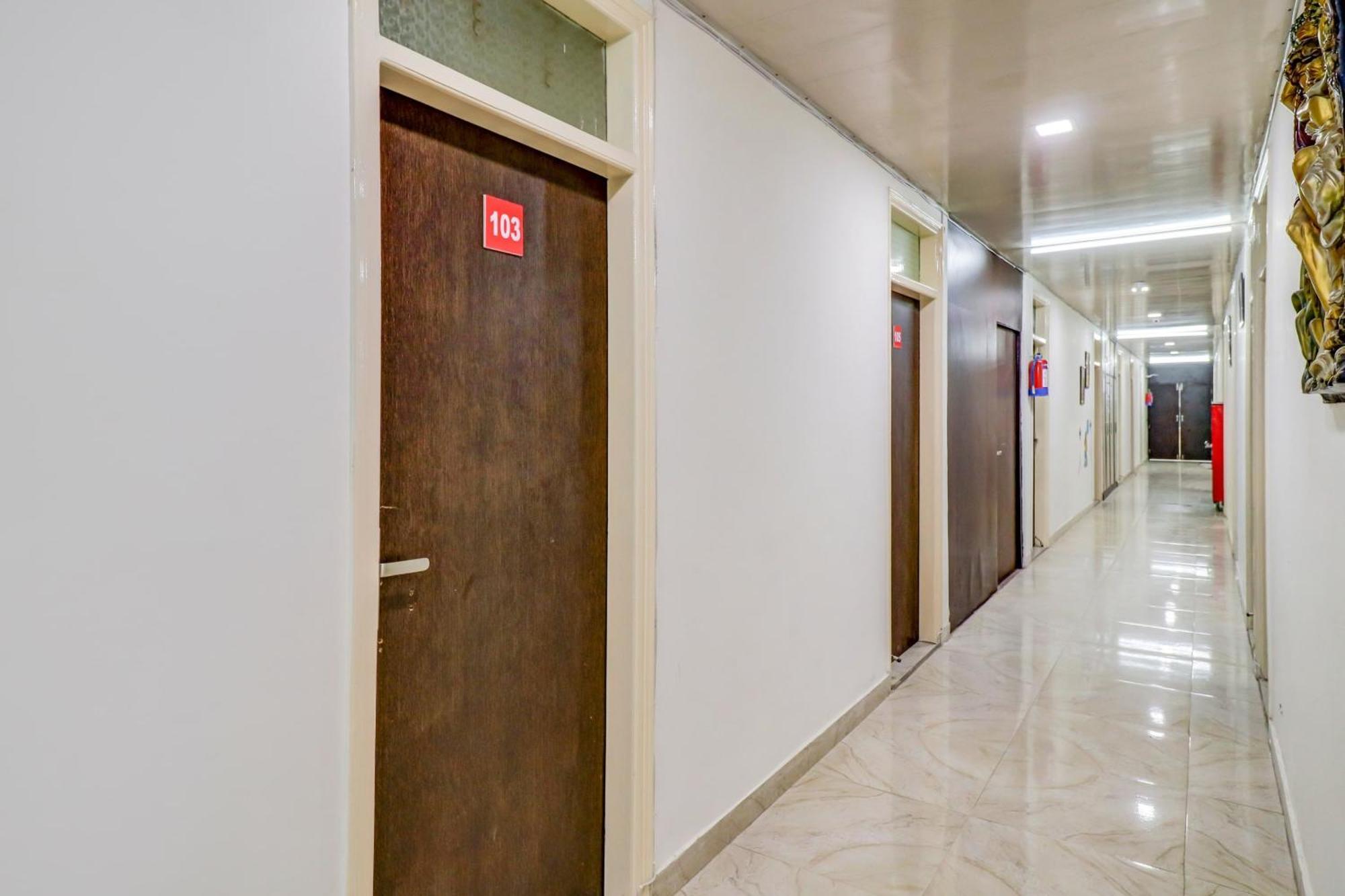 Hotel O Rs Hotels Near Pitampura Metro Delhi  Buitenkant foto