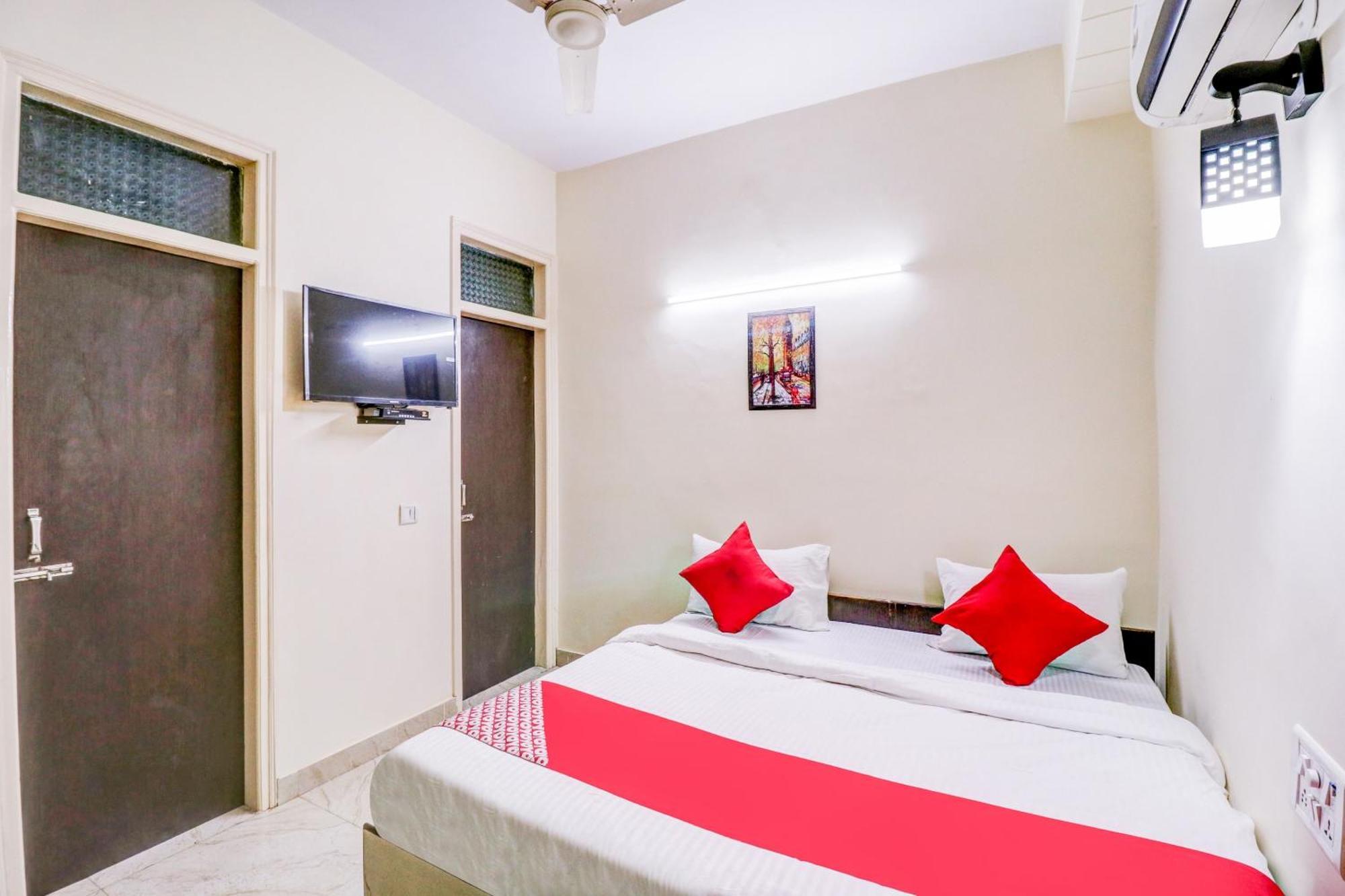 Hotel O Rs Hotels Near Pitampura Metro Delhi  Buitenkant foto