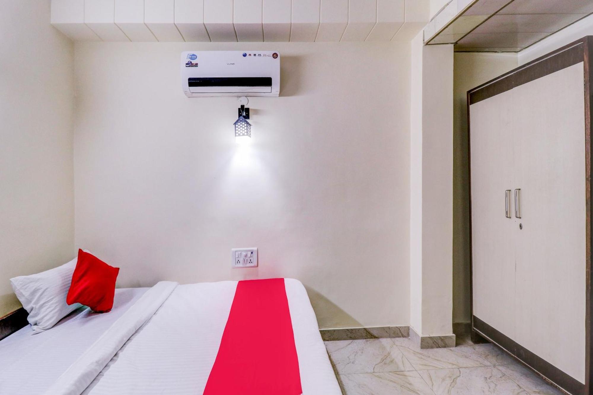 Hotel O Rs Hotels Near Pitampura Metro Delhi  Buitenkant foto