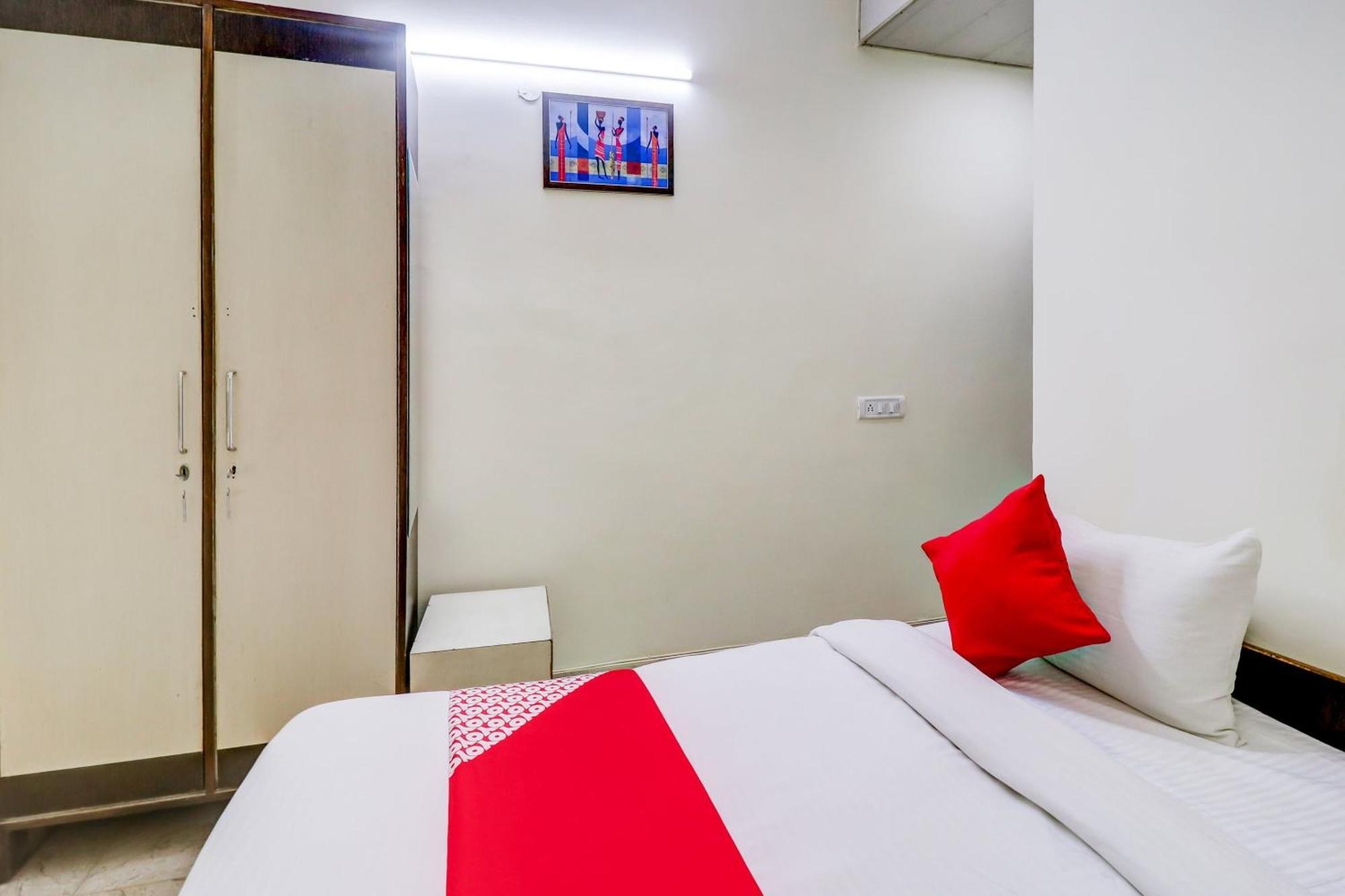 Hotel O Rs Hotels Near Pitampura Metro Delhi  Buitenkant foto