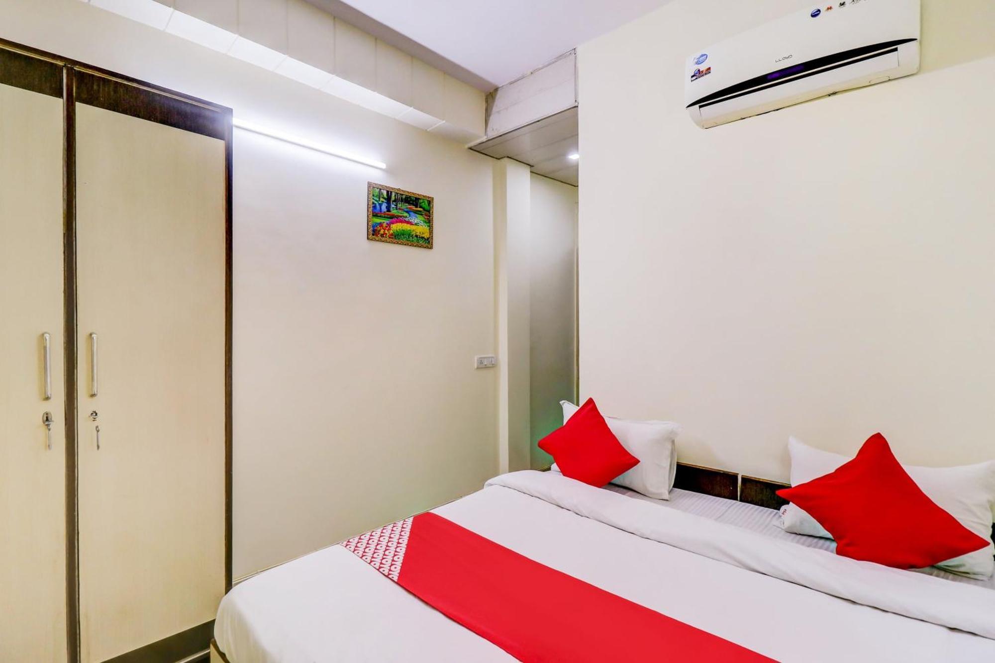 Hotel O Rs Hotels Near Pitampura Metro Delhi  Buitenkant foto